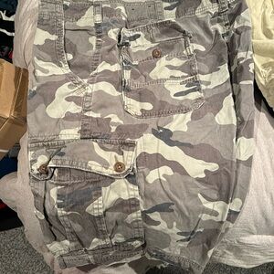 Men’s American Eagle cargo shorts